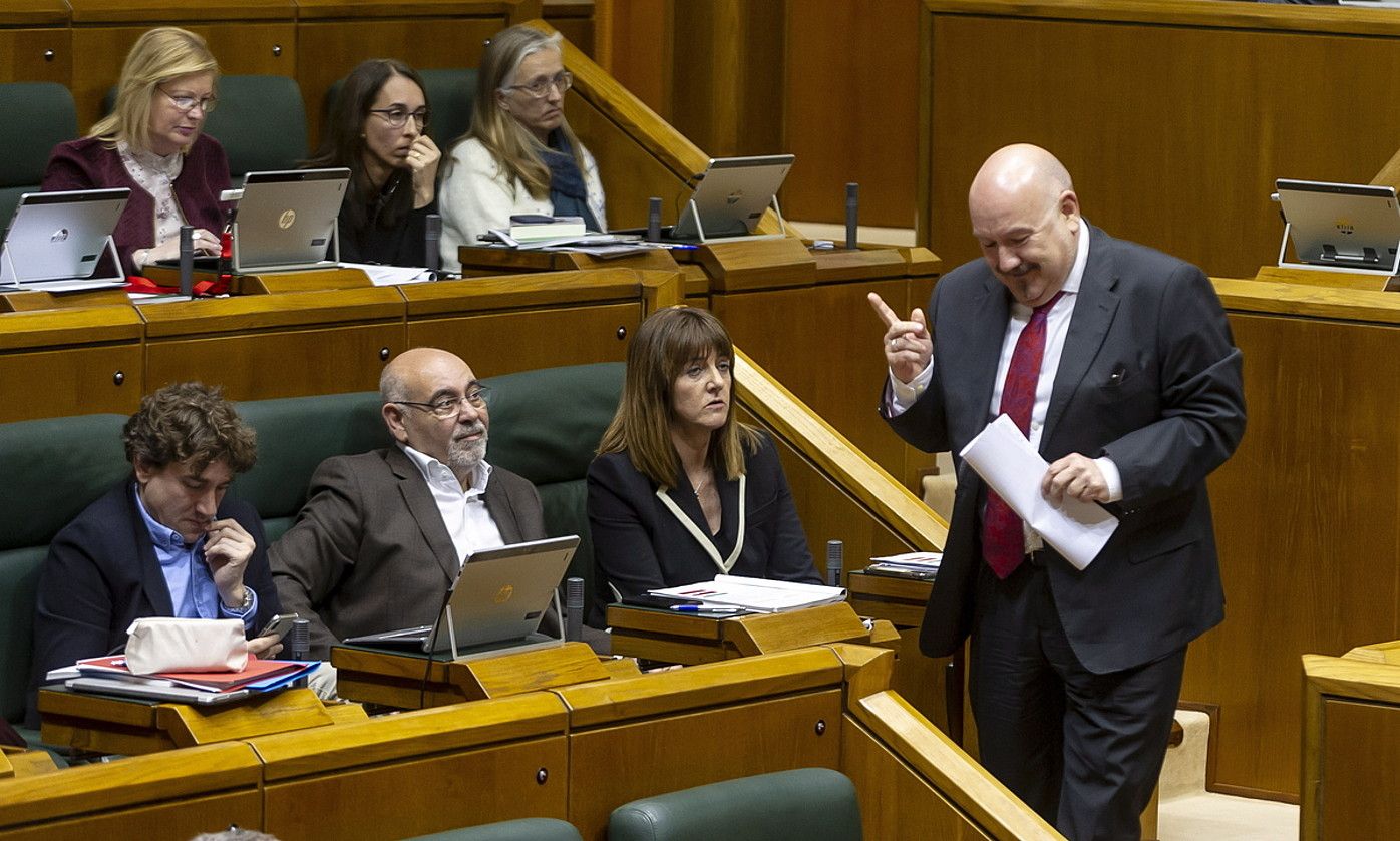 Iñigo Iturrate EAJko legebiltzarkidea, iaz, Eusko Legebiltzarrean, PSE-EEkoen ondoan. JAIZKI FONTANEDA / FOKU.