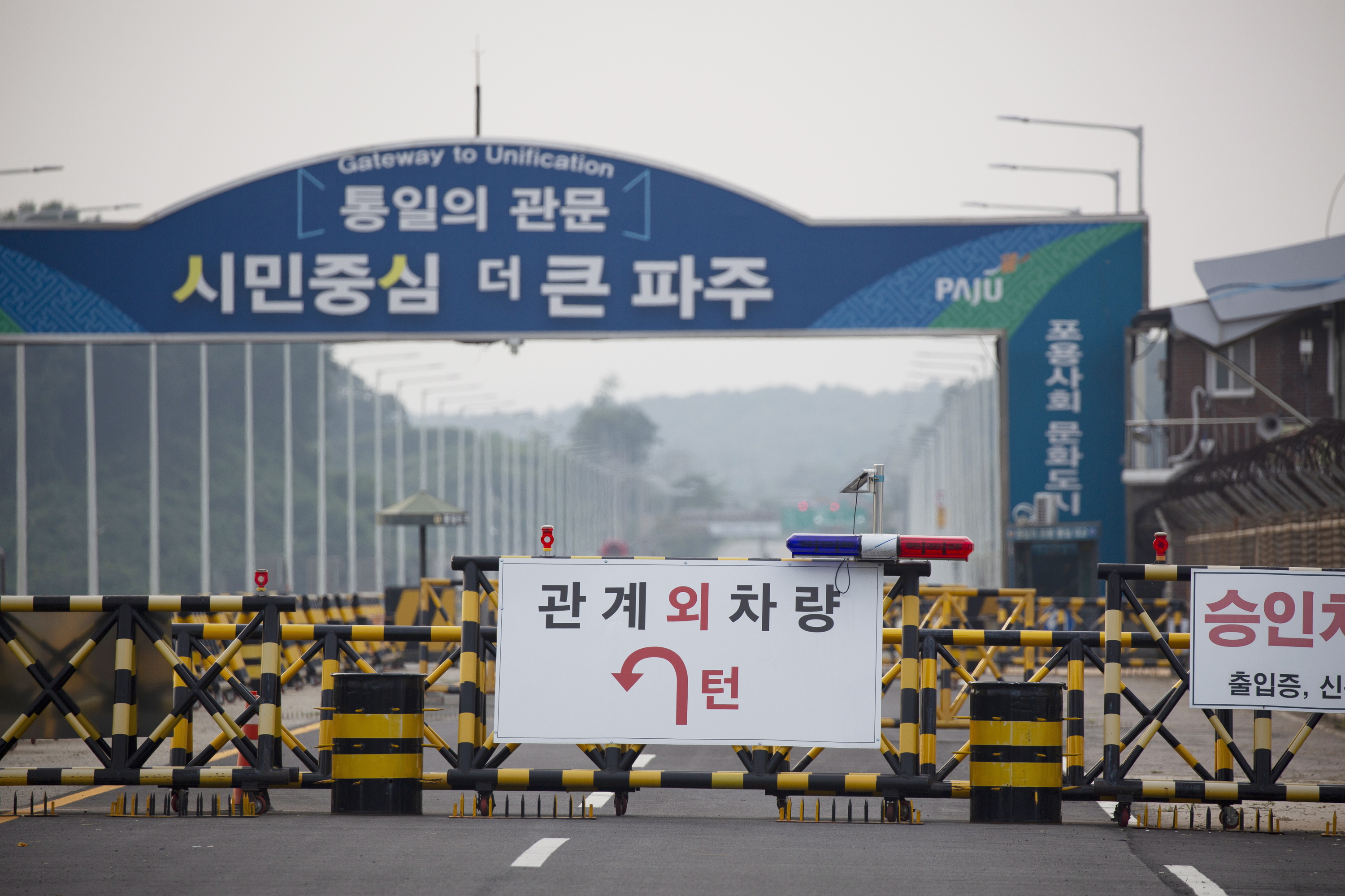 Ipar Korearen eta Hego Korearen arteko errepidea moztuta, Hego Koreako Paju herrian, artxiboko argazki batean. JEON HEON-KYUN / EFE