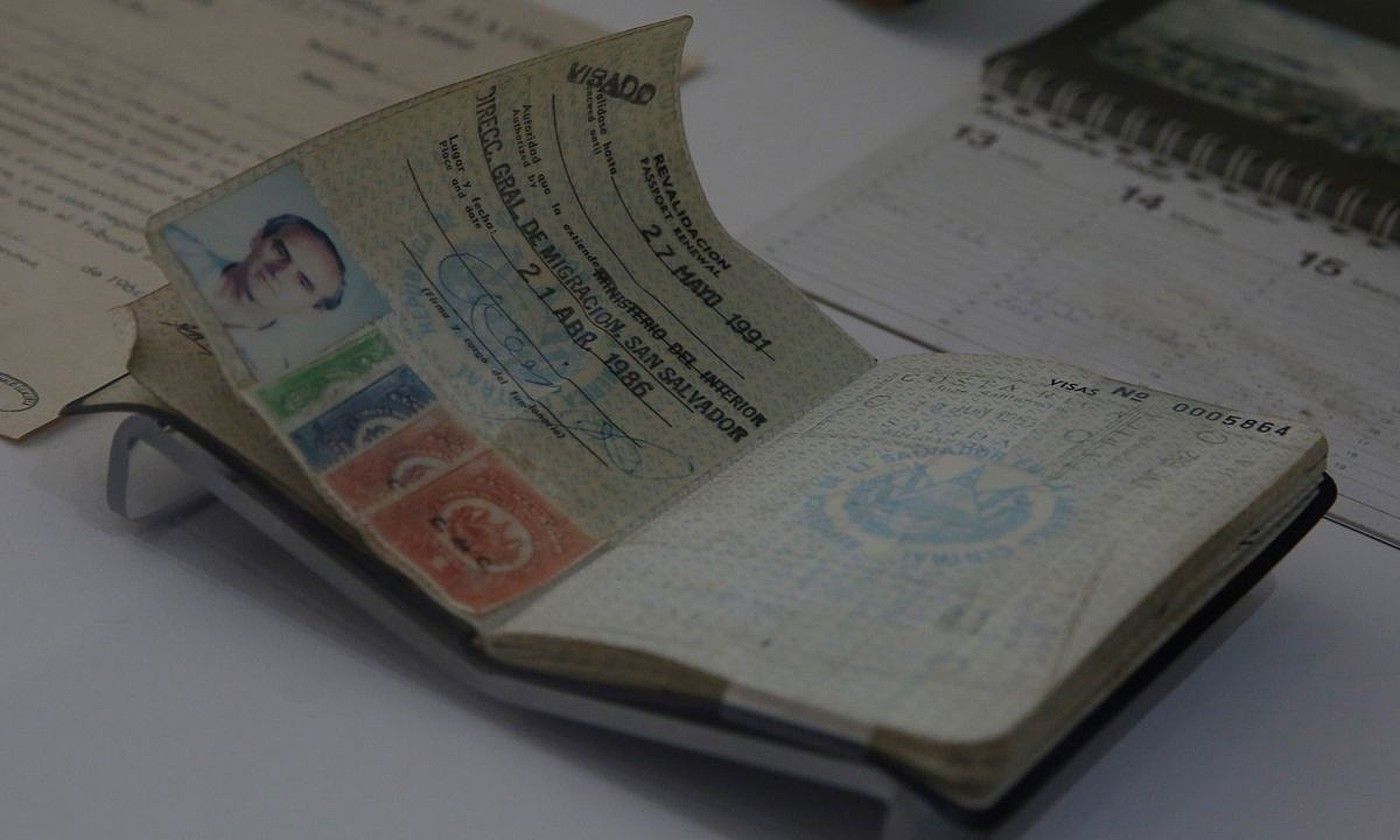 San Salvadorko (El Salvador) Martirien museon dago Ellakuriaren azkeneko pasaportea. RODRIGO SURA / EFE.