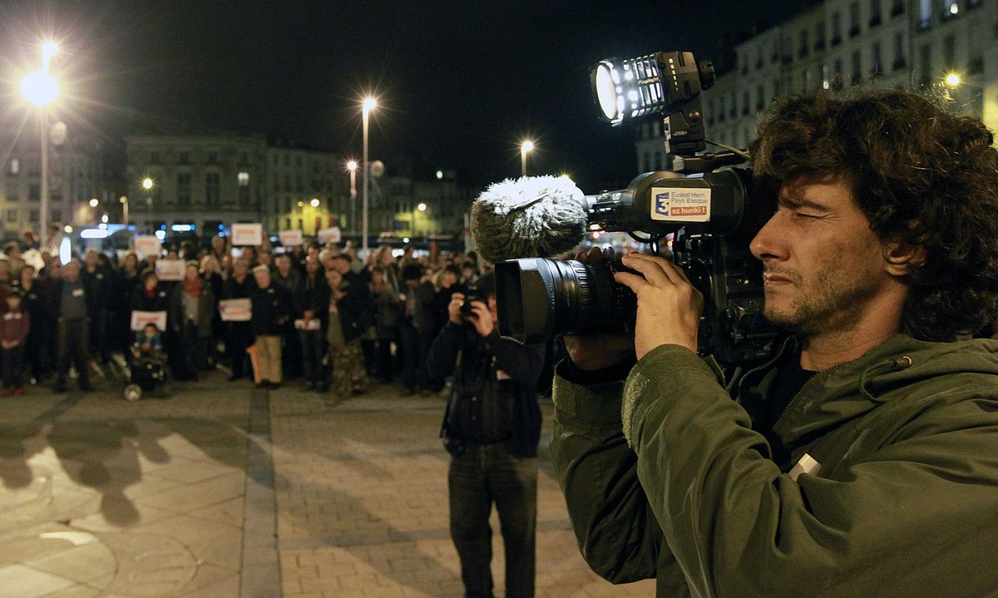 France3 Euskal Herri saioaren aldeko elkarretaratze bat, 2012an. BOB EDME.