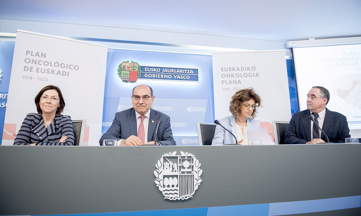 Maria Jesus Mugika eta Jon Darpon, ezkerretik hasita lehenak, Osakidetzako zuzendari nagusia eta Jaurlaritzako Osasun sailburua zirenean. JUAN CARLOS RUIZ / FOKU. Maria Jesus Mugika eta Jon Darpon, ezkerretik hasita lehenak, Osakidetzako zuzendari nagusia eta Jaurlaritzako Osasun sailburua zirenean. JUAN CARLOS RUIZ / FOKU.