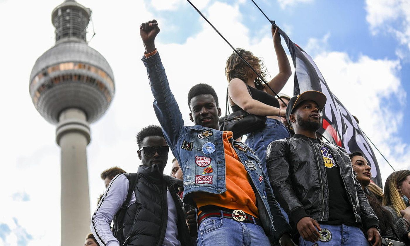 Polizia indarkeriaren eta arrazismoaren kontrako manifestazioa, joan den larunbatean, Berlingo Alexanderplatzen. OMER MESSINGER / EFE.