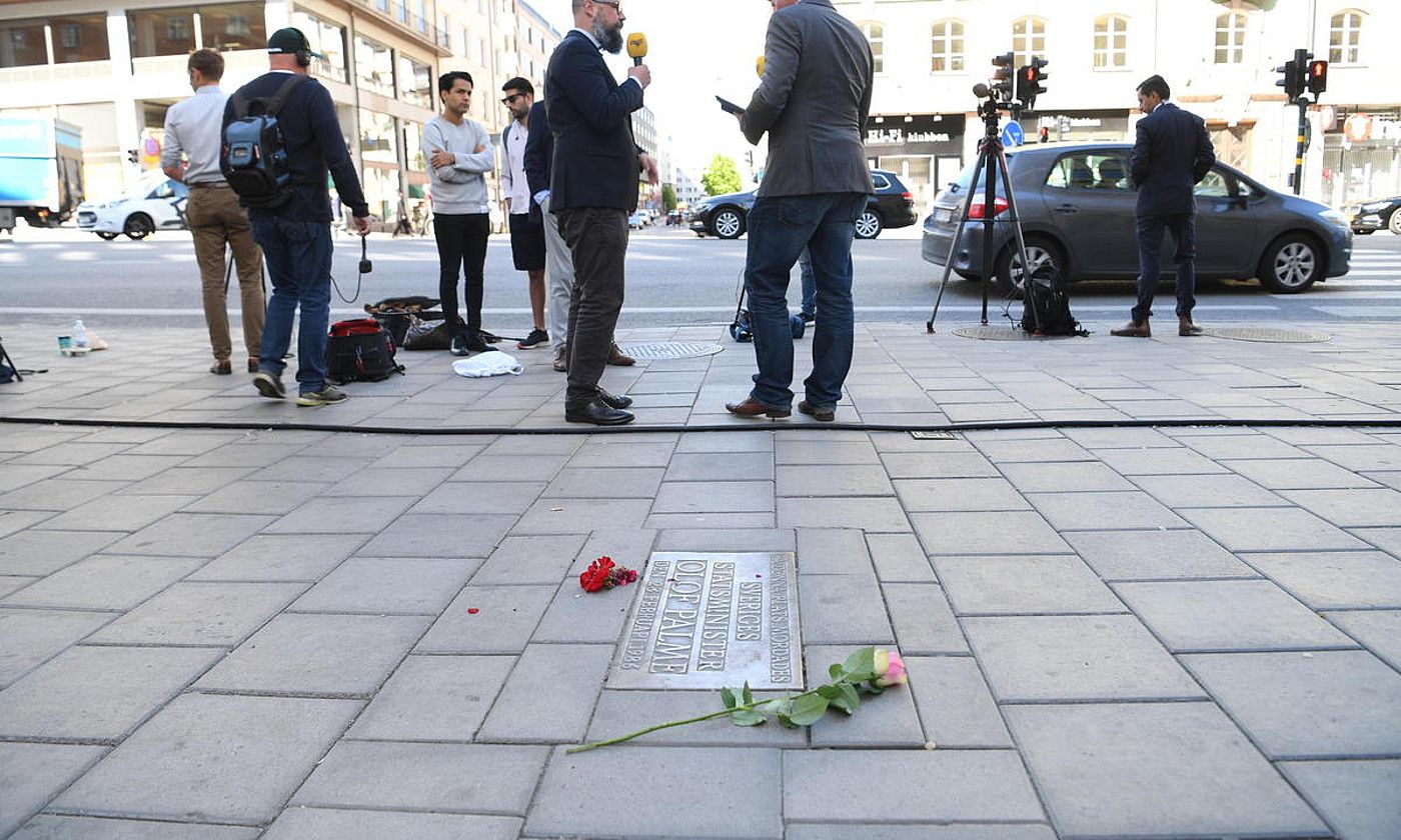 Loreak Olof Palme Suediako lehen ministroa hil zuten tokian, Stockholmen. FREDRIK SANDBERG / EFE.