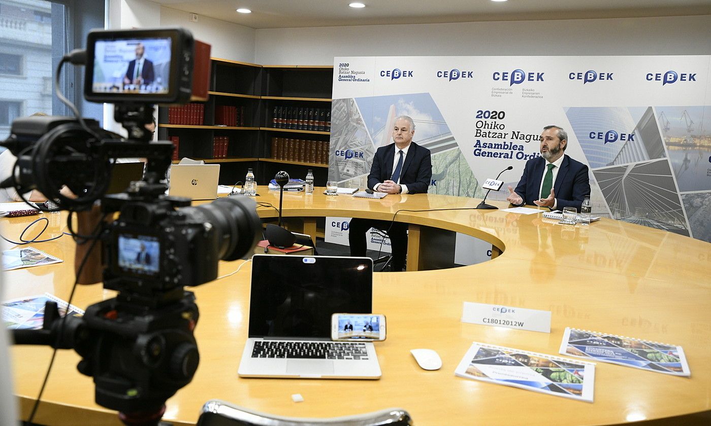 Francisco Javier Azpiazu Cebeko idazkaria eta Iñaki Garcinuño presidentea, atzoko agerpenean. CEBEK.