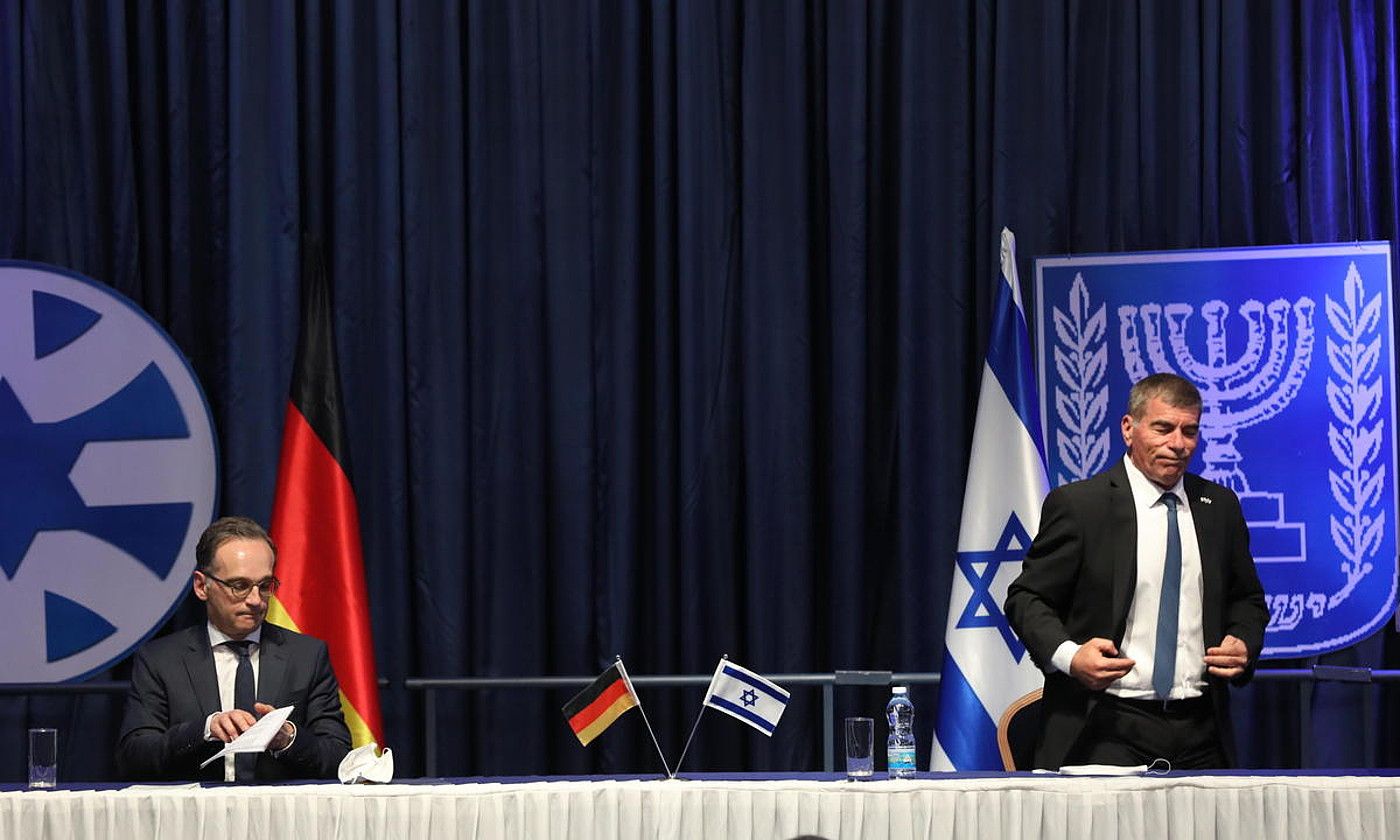 Maas Alemaniako Atzerri ministroa —ezkerrean— atzo, Ashkenazi Israelgoarekin izan zuen agerraldian. ABIR SULTAN / EFE. Maas Alemaniako Atzerri ministroa —ezkerrean— atzo, Ashkenazi Israelgoarekin izan zuen agerraldian. ABIR SULTAN / EFE.