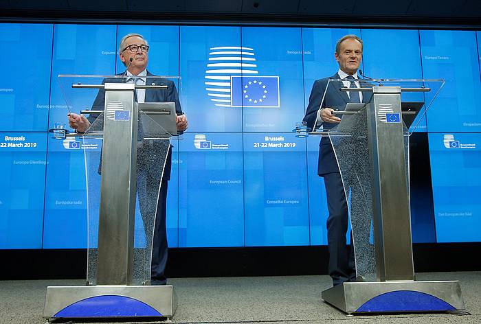 Jean Claude Juncker Europako Batzordeko presidentea eta Donald Tusk Europako Kontseiluko presidentea, atzo, hedabideen aurreko agerraldian. OLIVIER HOSLET, EFE