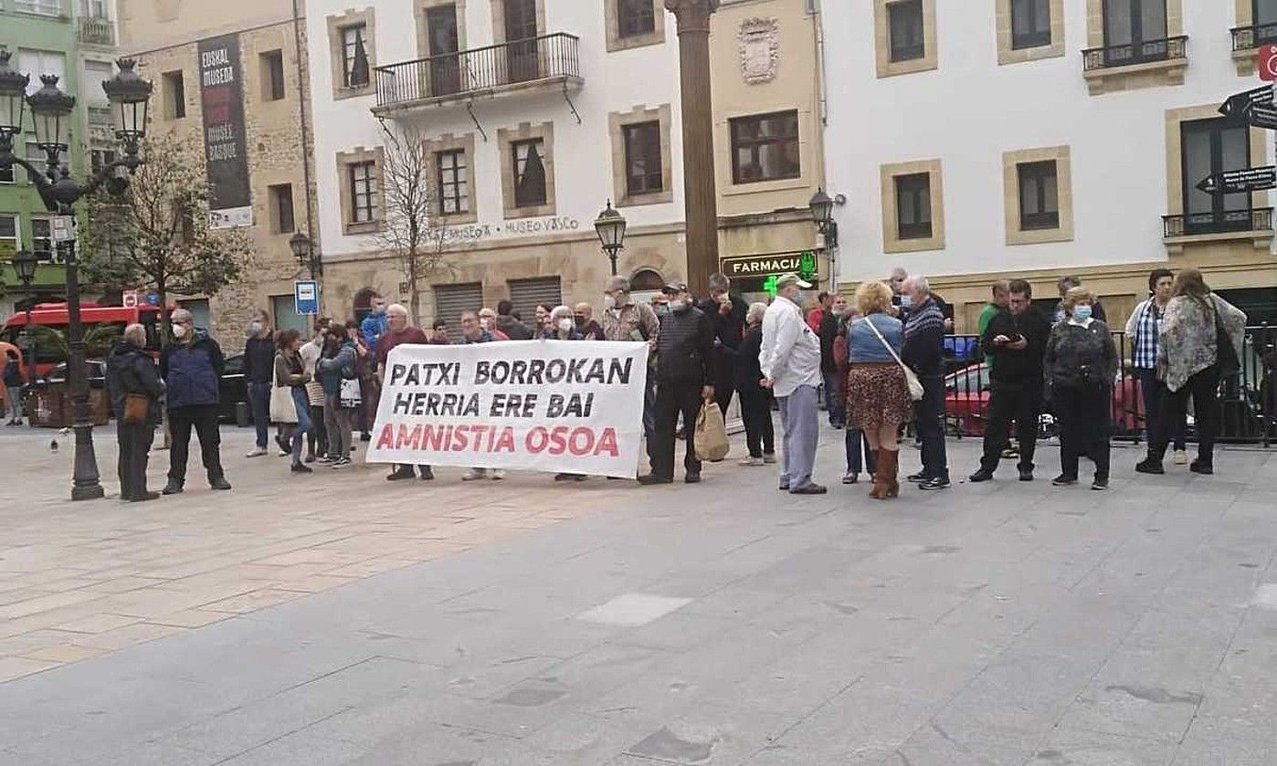 Patxi Ruiz euskal presoaren aldeko elkarretaratzea, atzo arratsaldean, Bilbon, Etxebarrieta plazan. BERRIA.