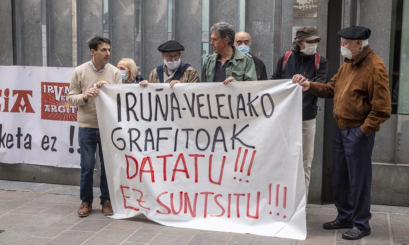 Iruñea-Veleia Argitu plataformako kideek protesta egin zuten atzo, sententzia jakin ostean, Gasteizen. J. FONTANEDA / FOKU.