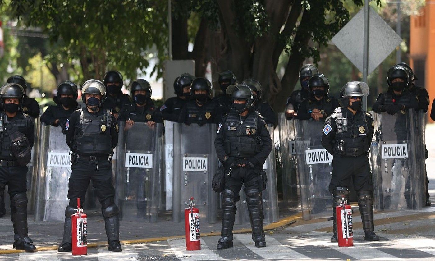 Polizia batzuk, asteon, Poliziaren bortizkeria salatzeko manifestazio batean, Mexiko Hirian. SASHENKA GUTIERREZ / EFE.