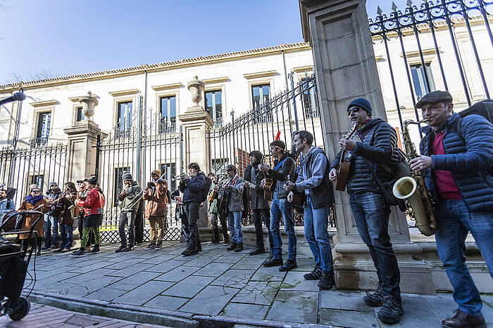 Arteak Ireki plataformako kideak Eusko Legebiltzarraren aurrean protestan, otsailean. ENDIKA PORTILLO / FOKU