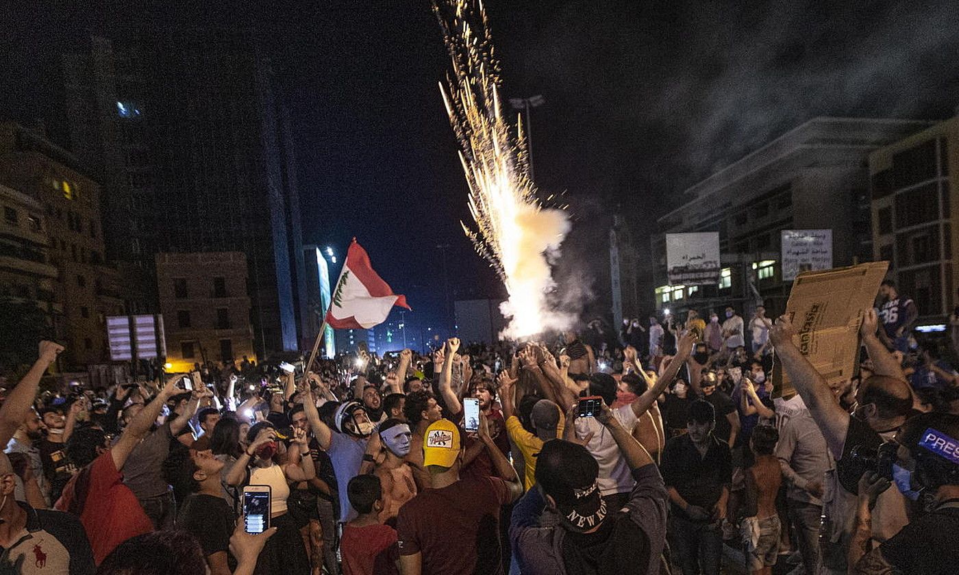 Manifestari talde bat, herenegun, Beiruteko errepide mozketa batean protestan. NABIL MOUNZER / EFE.
