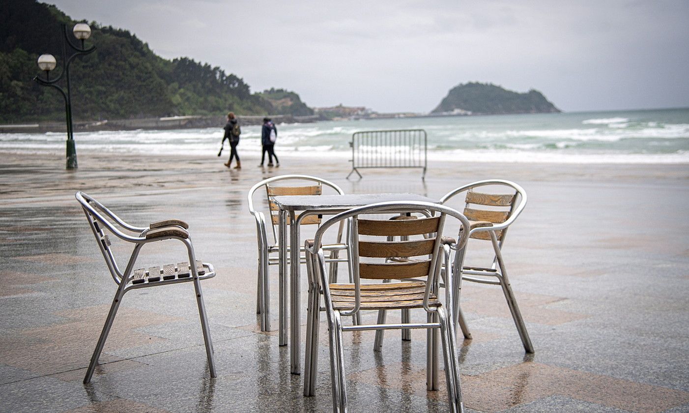 Zarauzko malekoia ekaineko egun goibel batean; udan, beste itxura bat izaten du pasealeku ezagunak. GORKA RUBIO / FOKU.