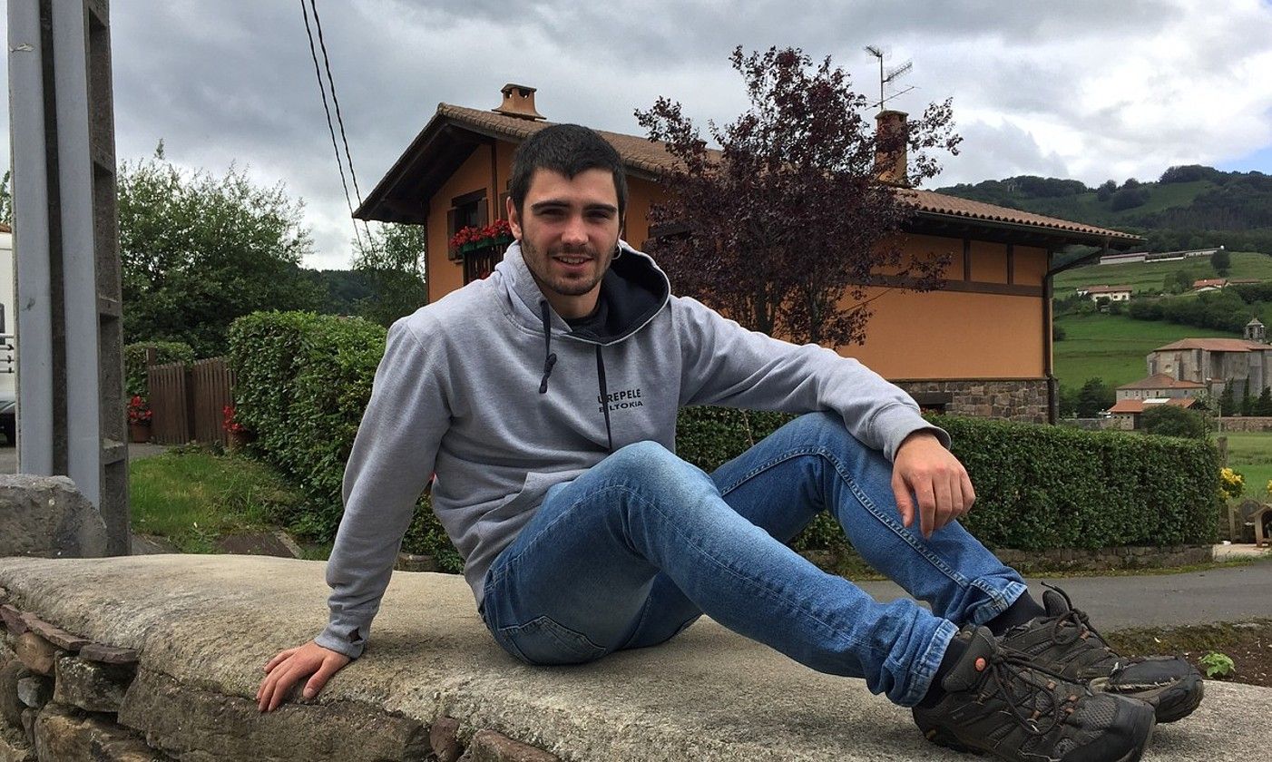 Mikel Plazas mendiko eskiatzaileak beste erronka batzuei helduko die. UNAI UGARTEMENDIA. Mikel Plazas mendiko eskiatzaileak beste erronka batzuei helduko die. UNAI UGARTEMENDIA.