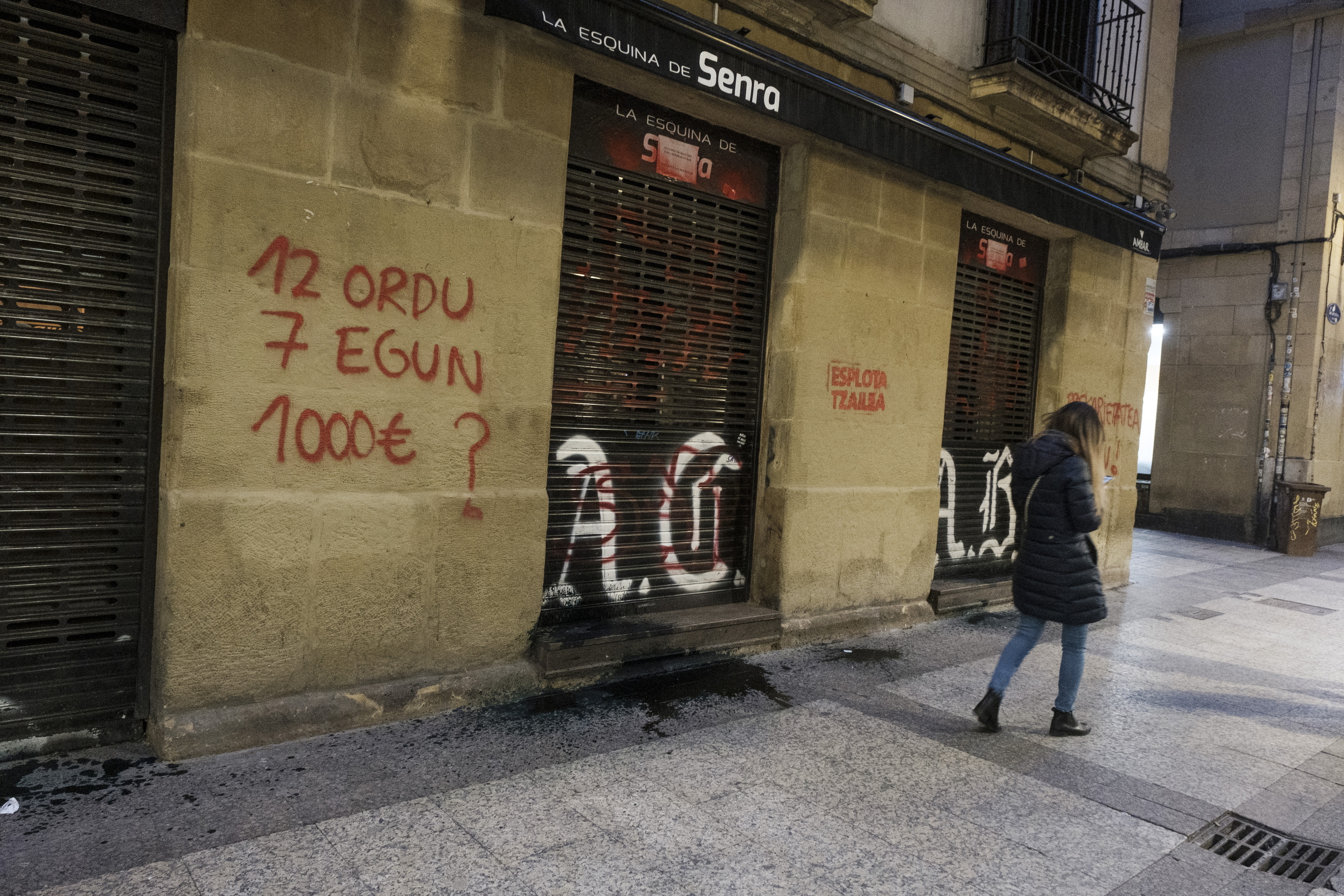 Tabernetako lan baldintzen aurkako pintaketa bat Donostian, artxiboko irudi batean. JON URBE / FOKU