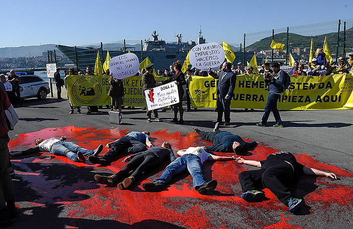 Ongi Etorri Errefuxiatuak plataforaren protesta ekintza, gaur, Getxoko portuan, atzea Espainiako armadako Juan Carlos I.a gerraontzia duela. LUIS JAUREGIALTZO, FOKU