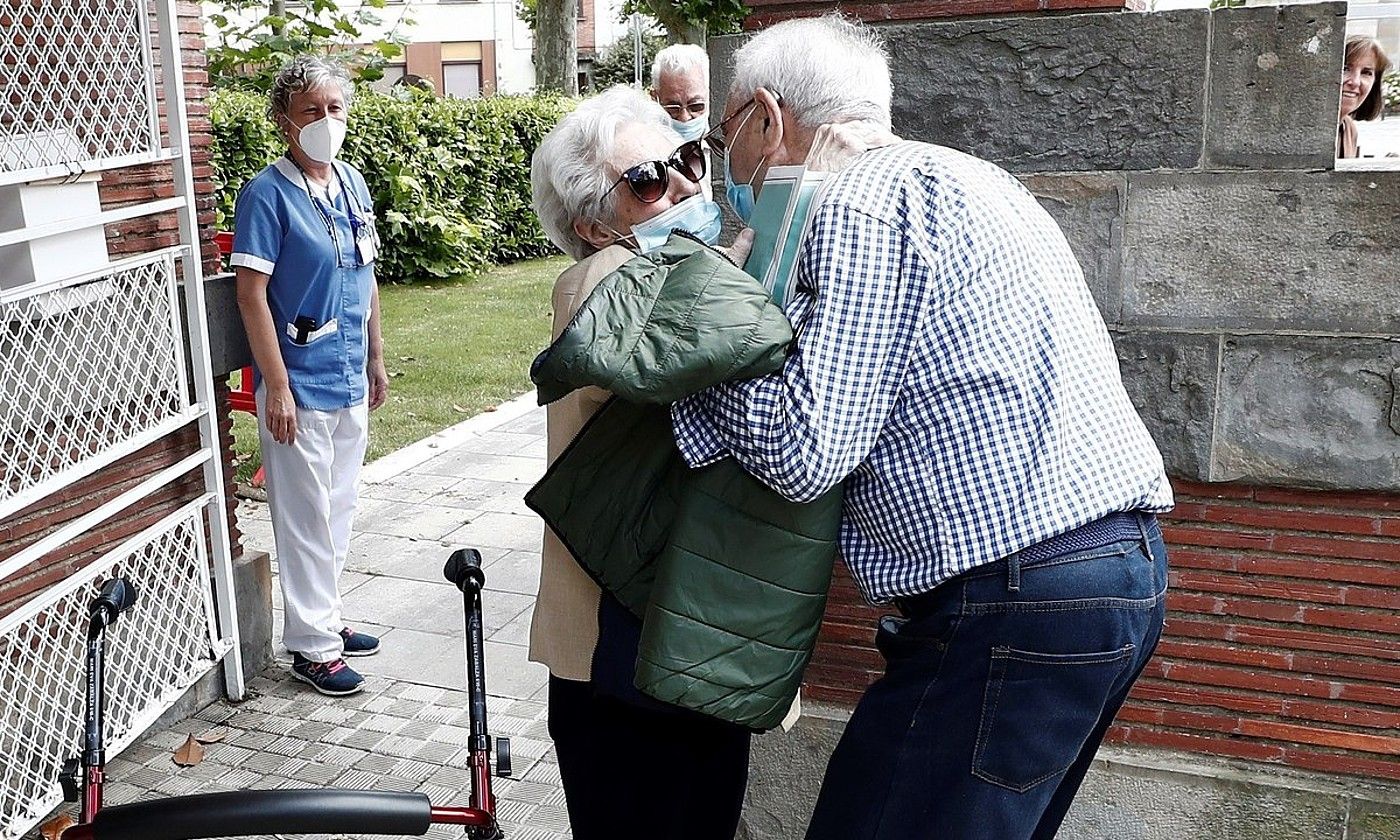 Egoiliar bat, Iruñeko Erruki Etxetik atera eta anaia agurtzen, atzo. JESUS DIGES / EFE.