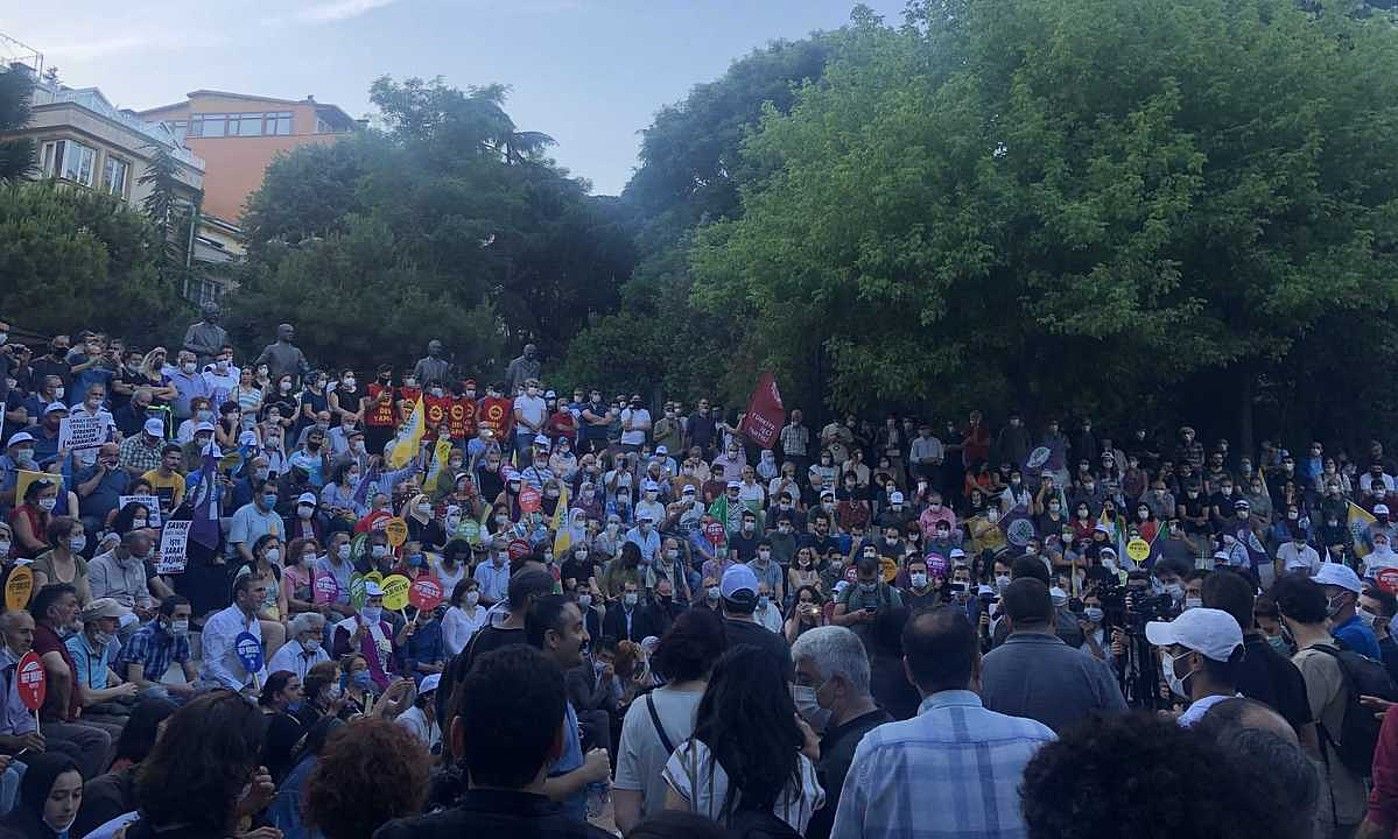 Ehunka lagun bildu zituen HDPk Istanbulen egin zuen ekitaldian. AITOR TXABARRI. Ehunka lagun bildu zituen HDPk Istanbulen egin zuen ekitaldian. AITOR TXABARRI.