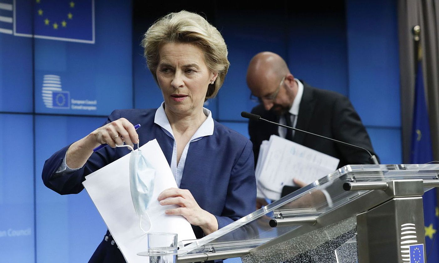 Ursula von der Leyen Batzordeko presidentea eta Charles Michel Kontseilukoa, atzoko goi bileraren ondoren. O. HOSLET / EFE.