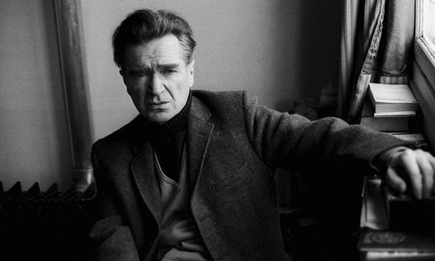 Emil Cioran pentsalari errumaniarra, lantoki zuen bulegoan ateratako erretratu batean. BERRIA.