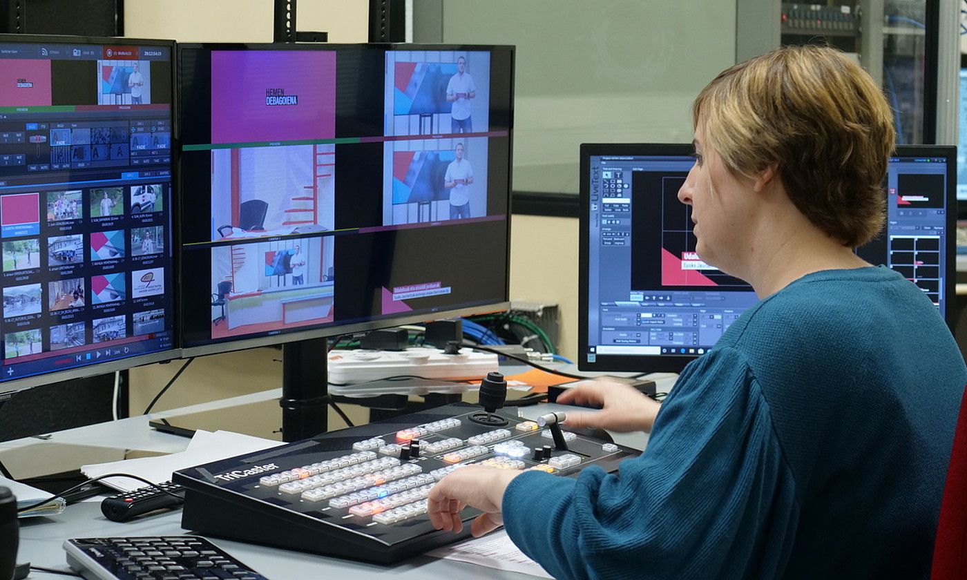 Goiena Telebistako teknikari bat, estudioan. GOIENA. Goiena Telebistako teknikari bat, estudioan. GOIENA.