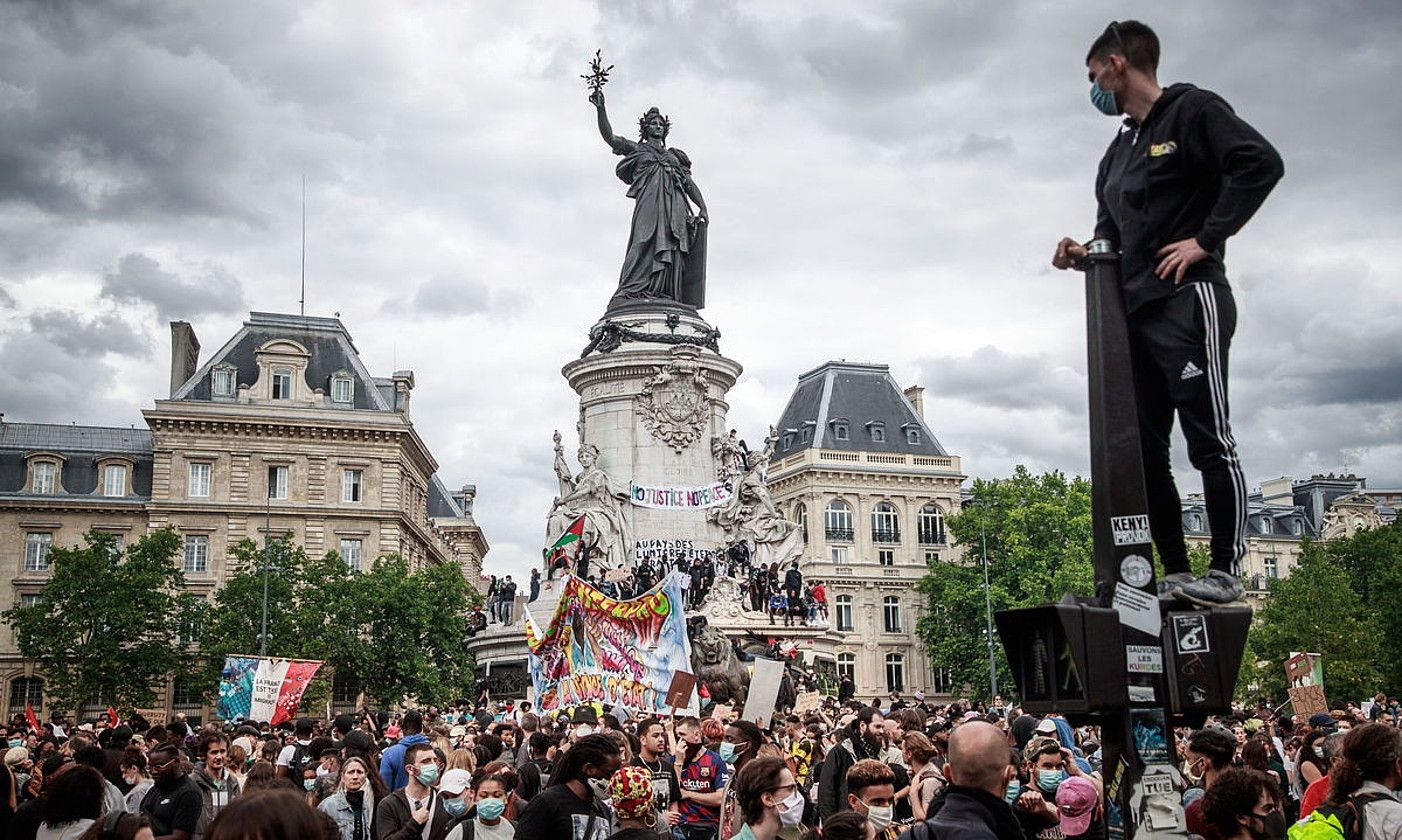 Parisen hilaren 13an Poliziaren bortizkeria salatzeko egindako manifestazioaren irudi bat. C. PETIT TESSON / EFE.