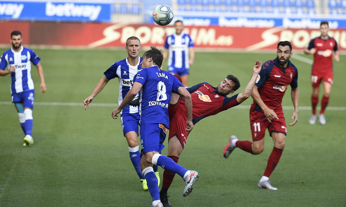 Alaveseko eta Osasunako jokalariak nor baino nor gehiago atzoko derbian. RAUL BOGAJO / FOKU.