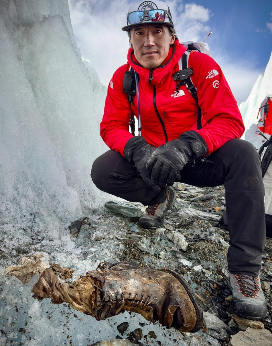 Andrew Comyn Sandy Irvine alpinistaren bota, ehun urte geroago agertu da Everesteko Rongbuk glaziarrean. Andrew Comyn Sandy Irvine alpinistaren bota, ehun urte geroago agertu da Everesteko Rongbuk glaziarrean.