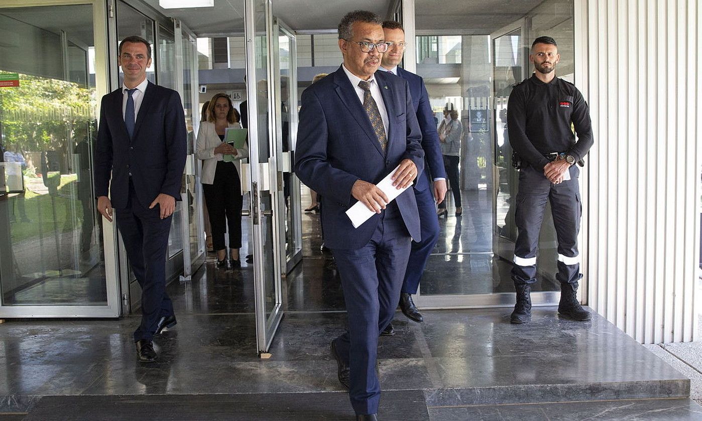 OME Osasunaren Mundu Erakundeko idazkari nagusi Tedros Adhanom, atzo, Genevan. SALVATORE DI NOLFI / EFE. OME Osasunaren Mundu Erakundeko idazkari nagusi Tedros Adhanom, atzo, Genevan. SALVATORE DI NOLFI / EFE.