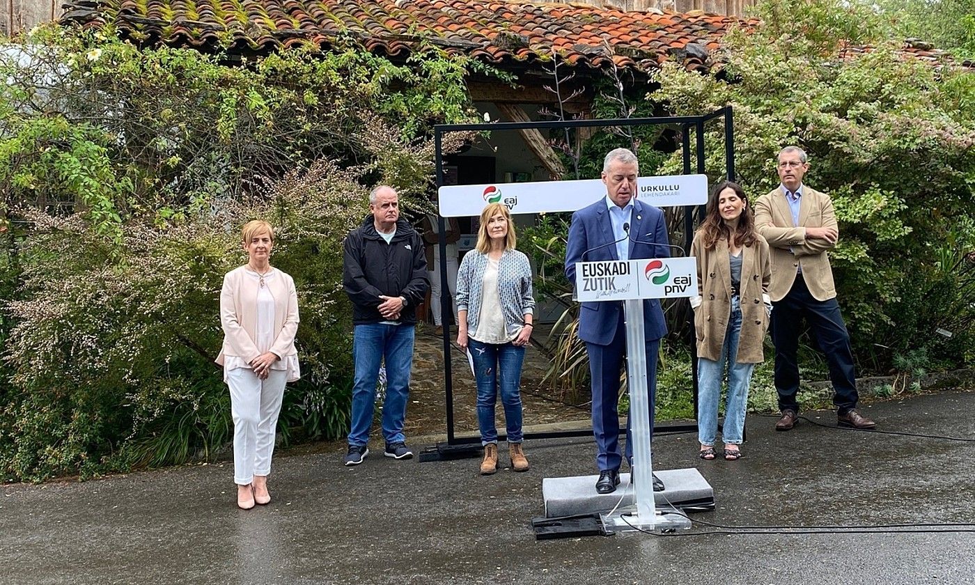 Iñigo Urkullu EAJko lehendakarigaia, Gipuzkoako zenbait hautagairekin batera, atzo Aian (Gipuzkoa). EAJ.