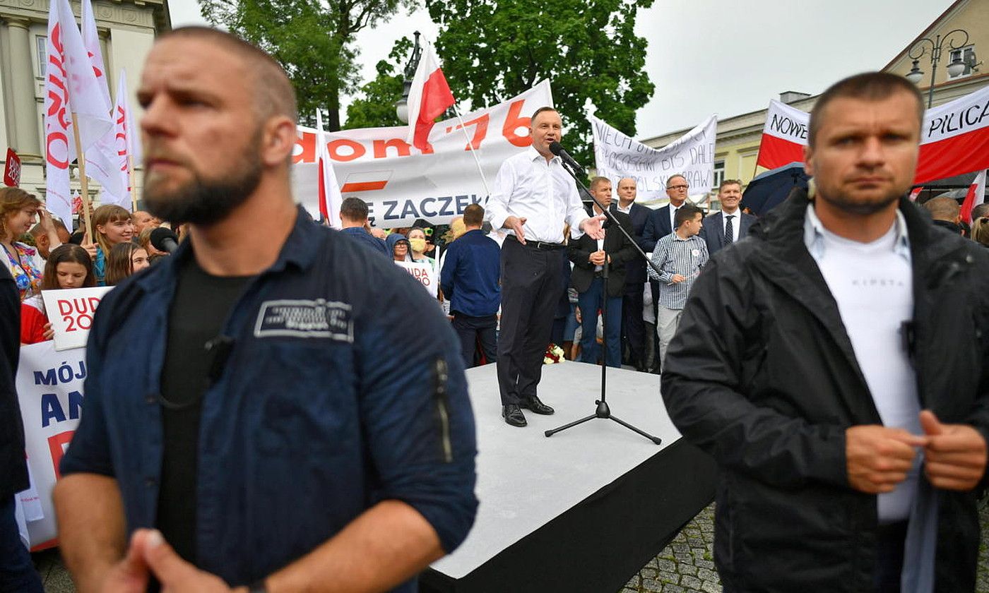 Andrezj Duda Poloniako presidentea eta PiS alderdiaren aliatua, mitin batean, Radom herrian. WOJTEK JARGILO / EFE. Andrezj Duda Poloniako presidentea eta PiS alderdiaren aliatua, mitin batean, Radom herrian. WOJTEK JARGILO / EFE.