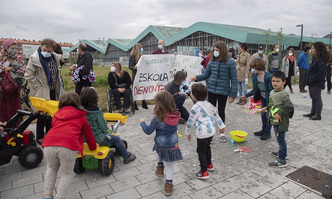 Barrundiako senitartekoen protesta Eusko Jaurlaritza aurrean, haur eskola eskatuz, Gasteizen. RAUL BOGAJO / FOKU.