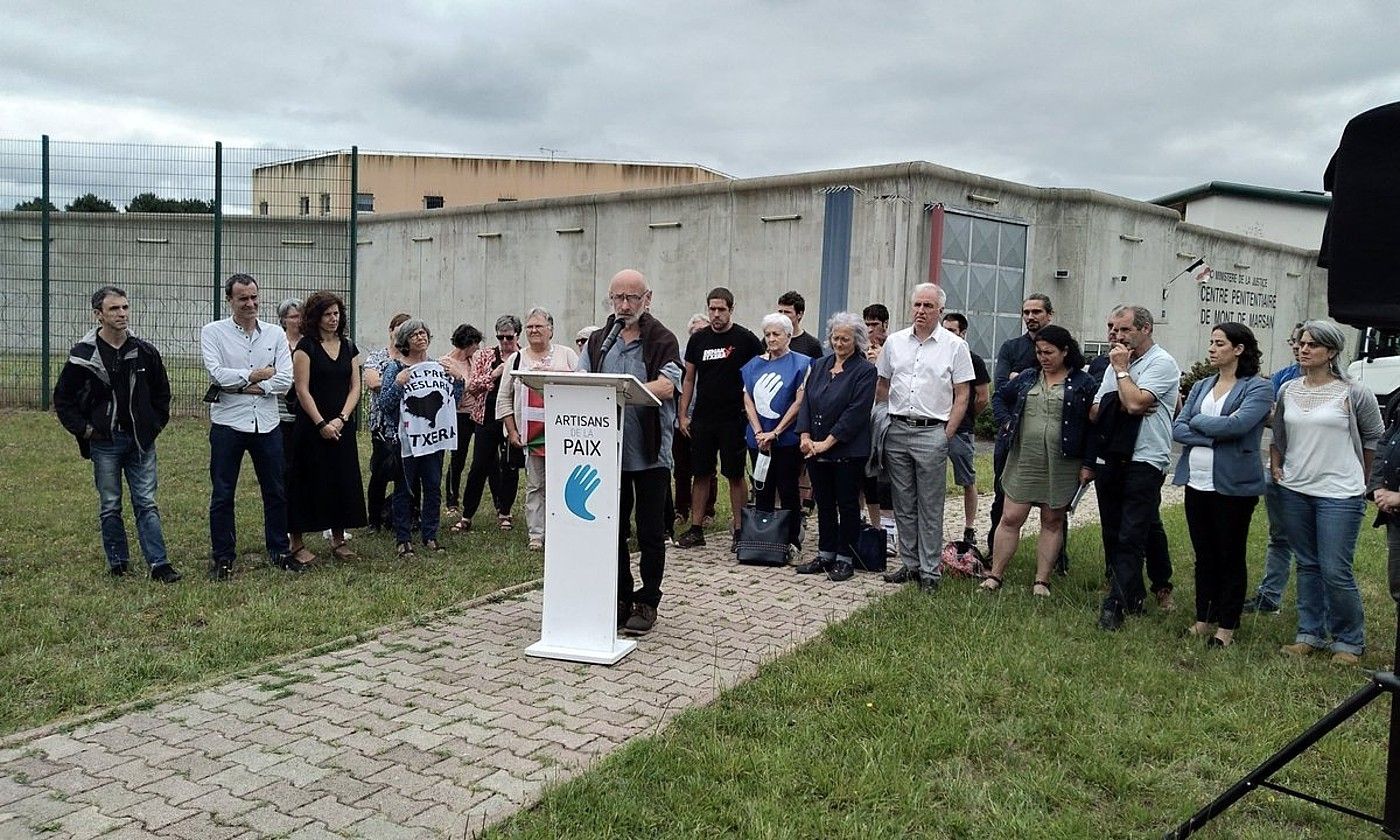 Ipar Euskal Herriko ordezkaritzako kideak Mont-de-Marsanen, atzo. BERRIA. Ipar Euskal Herriko ordezkaritzako kideak Mont-de-Marsanen, atzo. BERRIA.