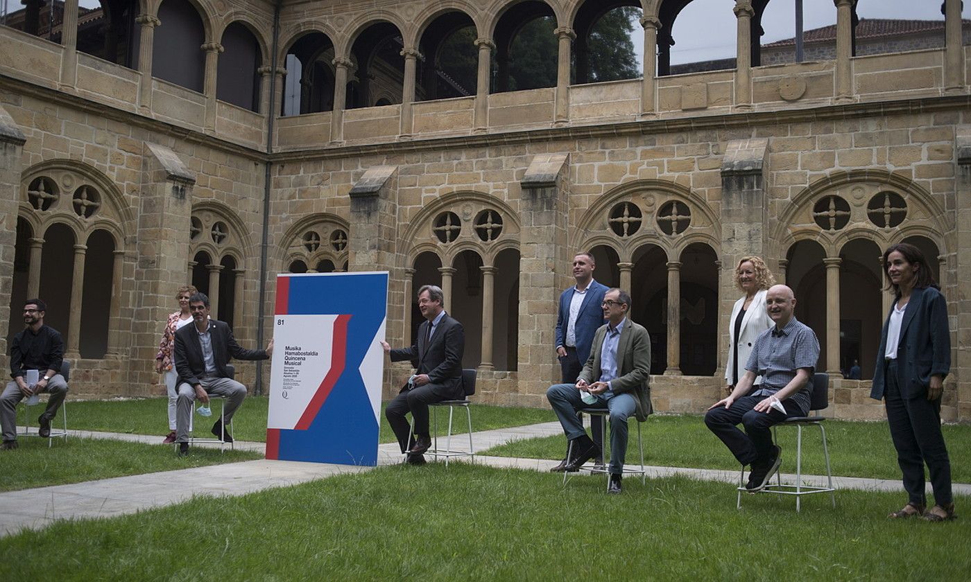 Jaialdiko arduradunak, instituzioetako ordezkariak, babesleak eta Pello Irazu artista eta kartelaren egilea bildu ziren atzo, Donostian. JUAN CARLOS RUIZ / FOKU.