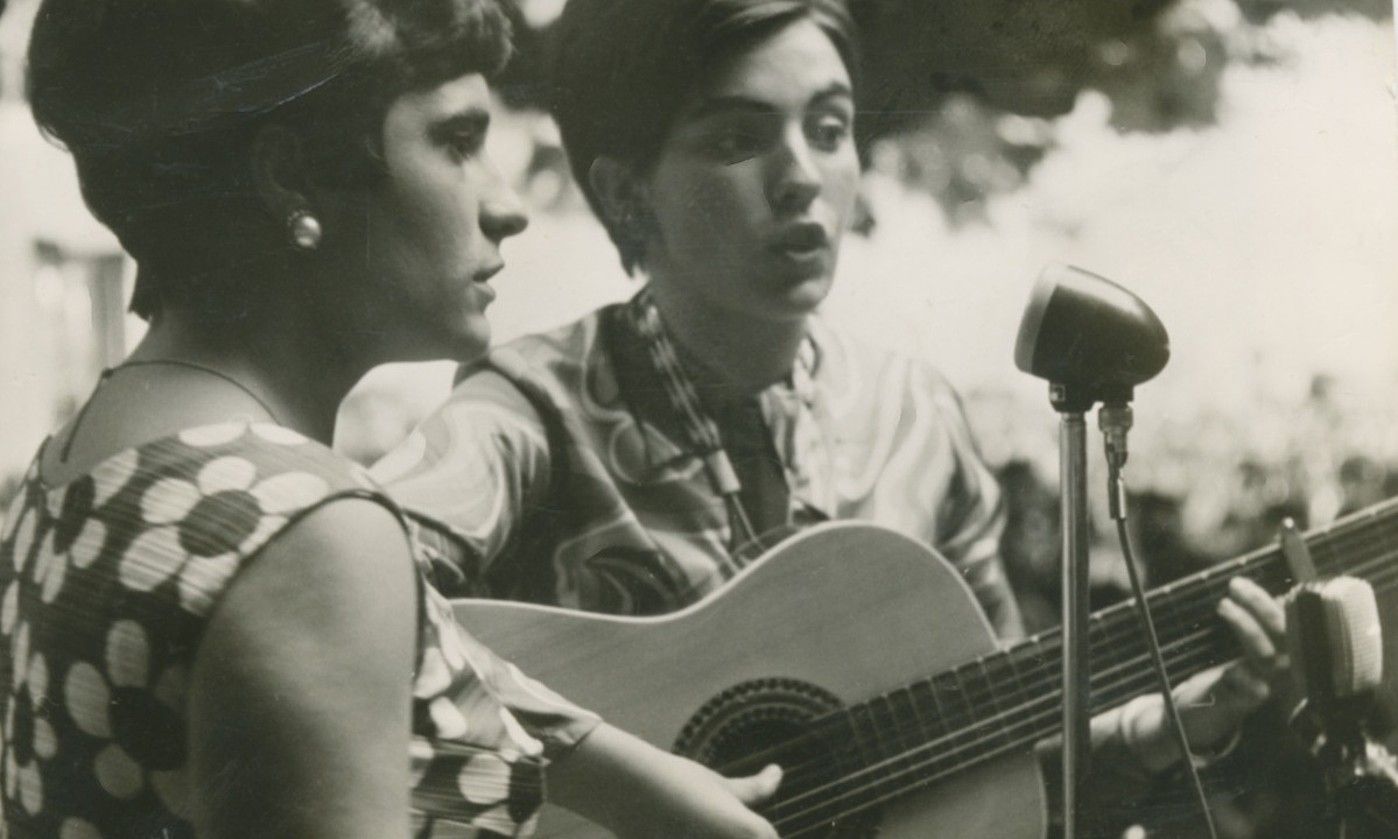 Benantxi Eizagirre eta Lourdes Agirregomezkorta —gitarrarekin—, 1968an Alegian irabazi zuten kanta sariketan. BERRIA.