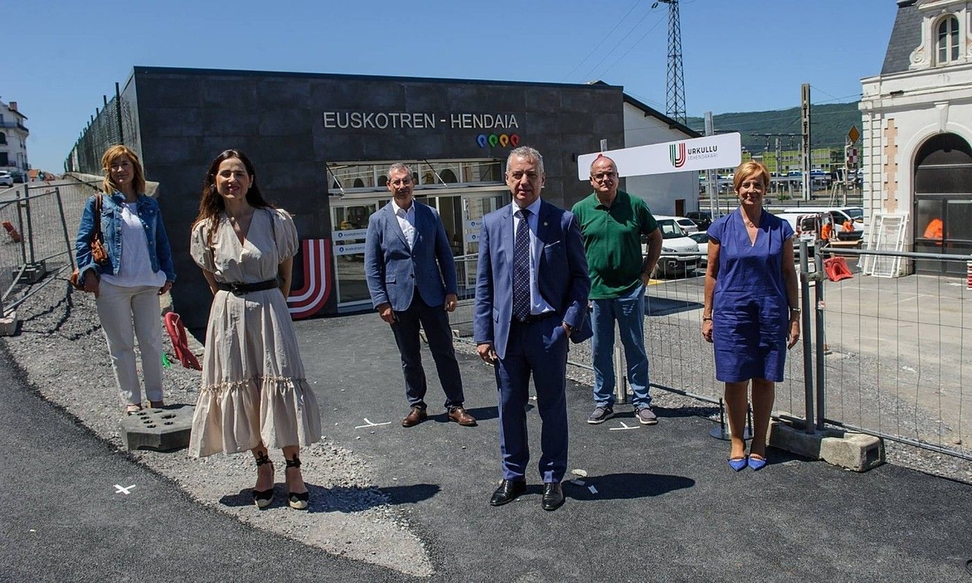 Iñigo Urkullu Eusko Jaurlaritzako lehendakaria, Hendaian, EAJko alderdikideekin batera, atzo. BERRIA. Iñigo Urkullu Eusko Jaurlaritzako lehendakaria, Hendaian, EAJko alderdikideekin batera, atzo. BERRIA.