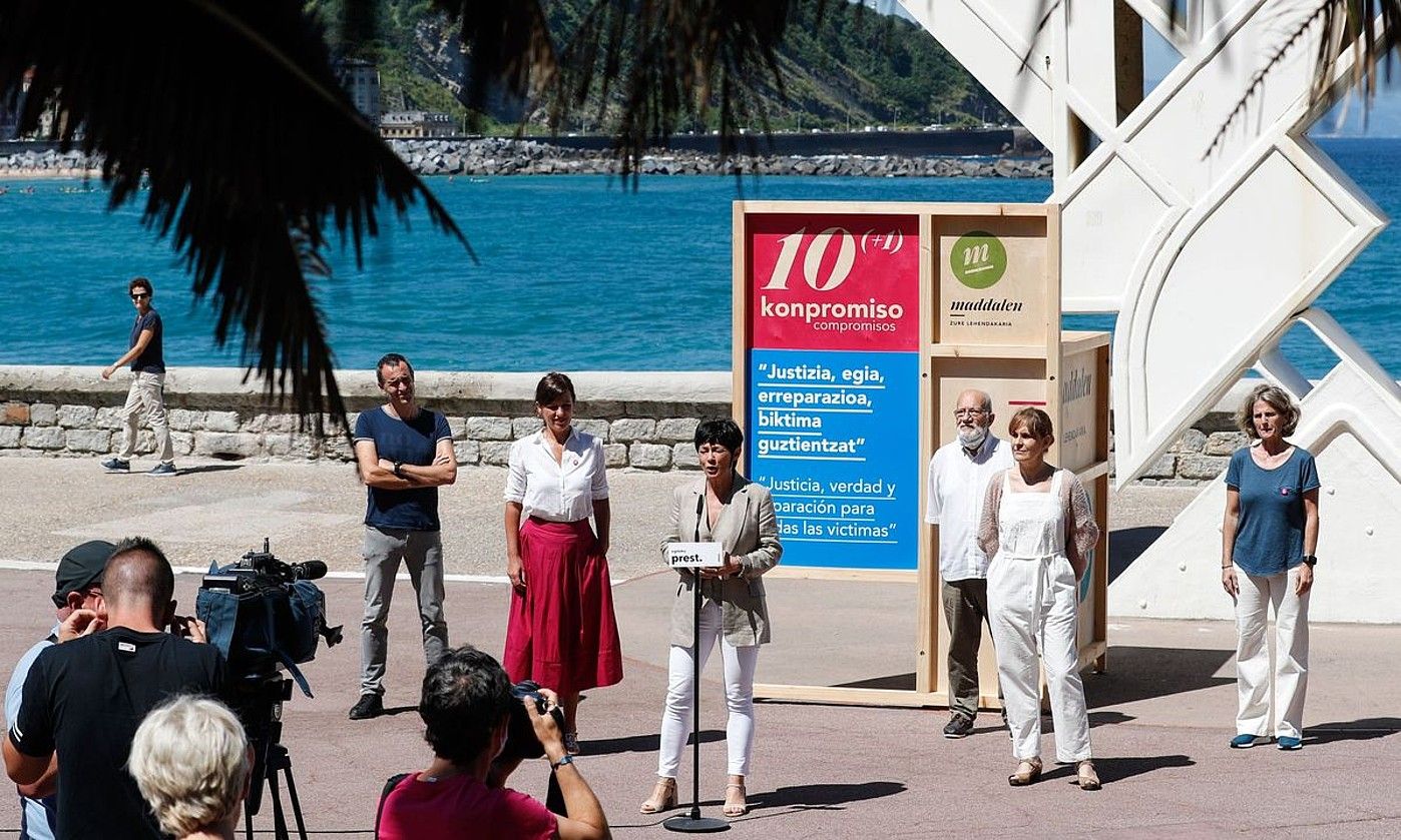 EH Bilduko hautagaiak, atzo, Donostiako Saguesen. JUAN. HERRERO / EFE.