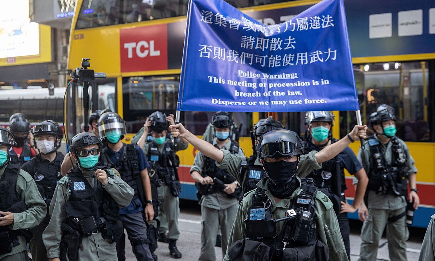 Polizia Hong Kongeko Segurtasun Nazionalerako Legearen kontrako protesta bat desegiten, joan den igandean. JEROME FAVRE / EFE.
