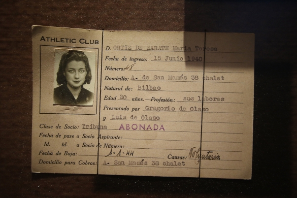 Emakumezko abonatu baten txartela, Athletic Club Museoan, Bilbon. Irudia joan den ostiralekoa da. OSKAR MATXIN EDESA / FOKU Emakumezko abonatu baten txartela, Athletic Club Museoan, Bilbon. Irudia joan den ostiralekoa da. OSKAR MATXIN EDESA / FOKU