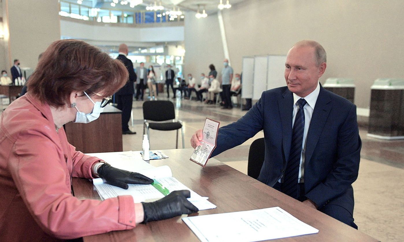 Vladimir Putin Errusiako presidentea, atzo, botoa eman aurretik. A. DRUZHININ / EFE.