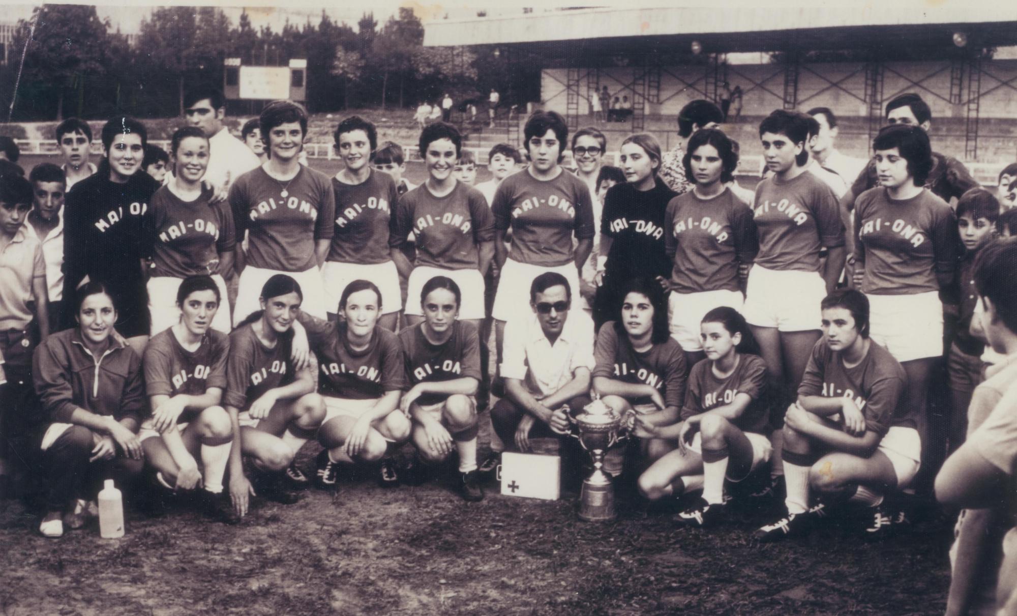 Sondikako Maiona emakumezkoen futbol taldea, 1970ean. LABAYRU FUNDAZIOA