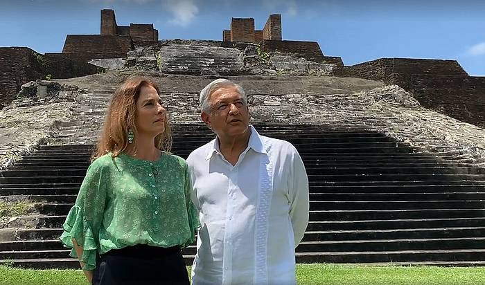 Manuel Lopez Obrador Mexikoko presidentea eta Beatriz Gutierrez Memoria eta Kultura Koordinazio Nazionaleko burua, atzo, Tabasco estatuko (Mexiko) gune arkeologiko batean. EFE