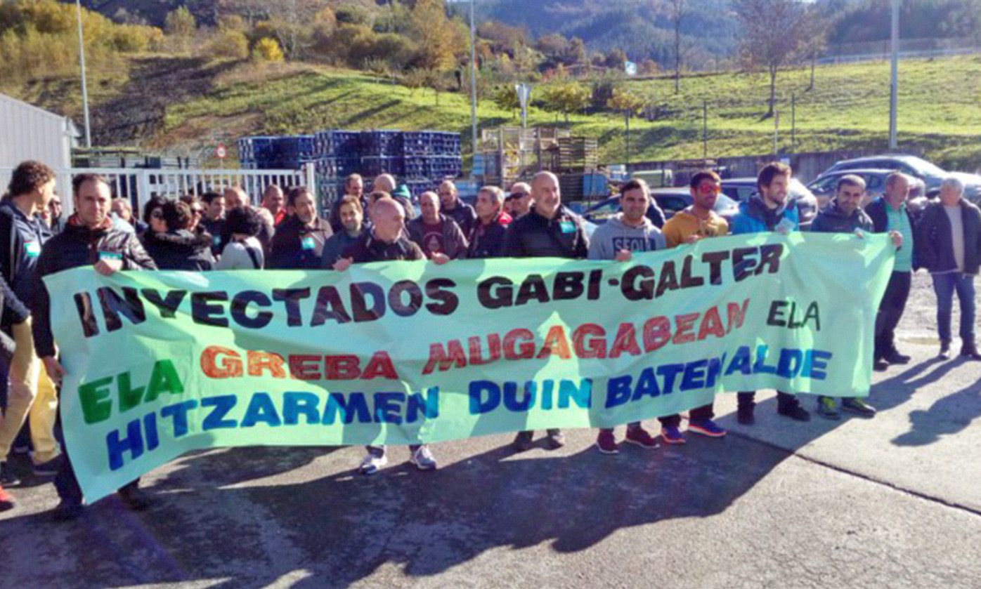 Inyectados Gabi eta Gaikerreko langileak 2018ko grebaldian eginiko protesta batean. BERRIA.