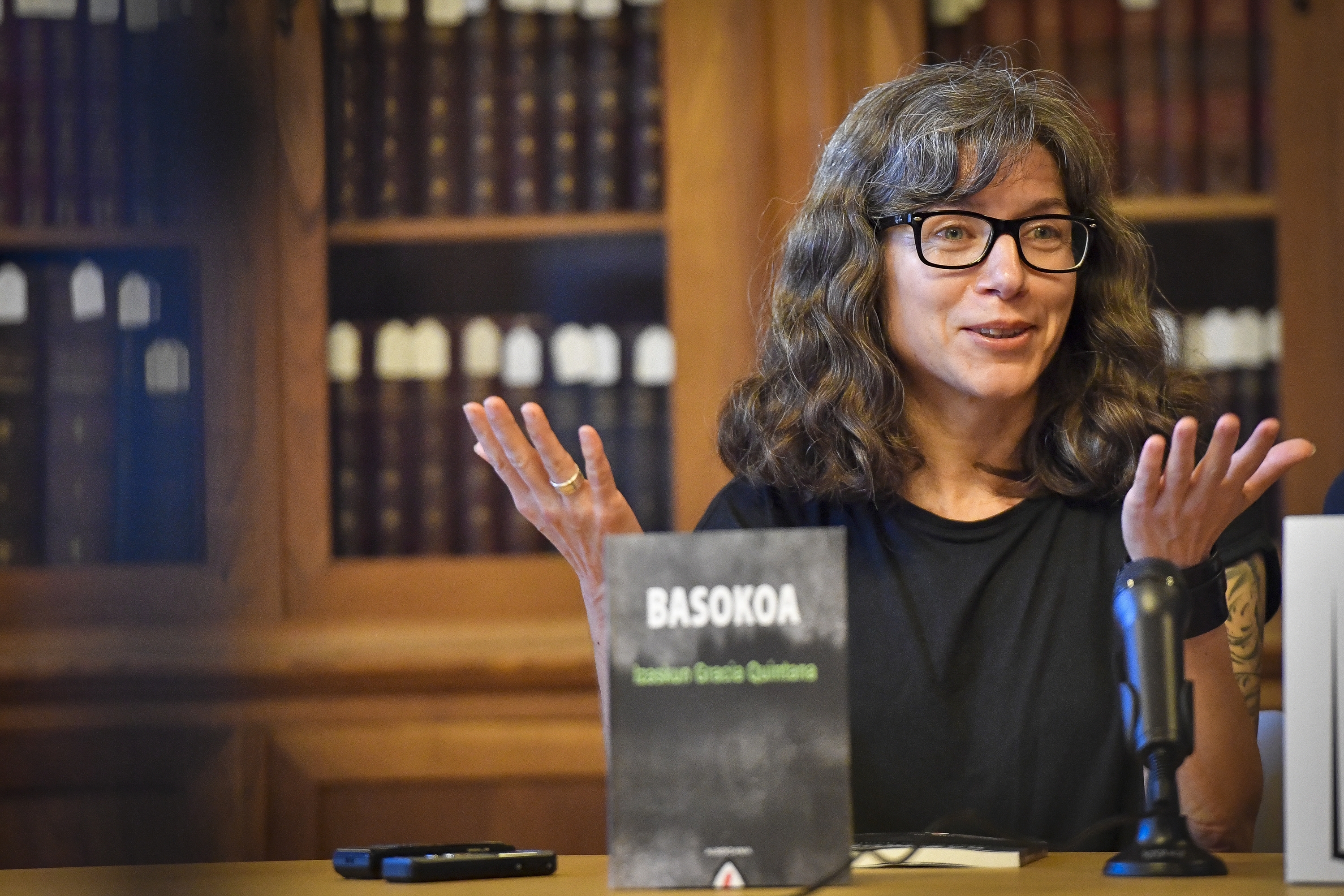 Izaskun Gracia Quintana idazlea, 'Basokoa' eleberria aurrean duela, gaur, Donostian. GORKA RUBIO / FOKU