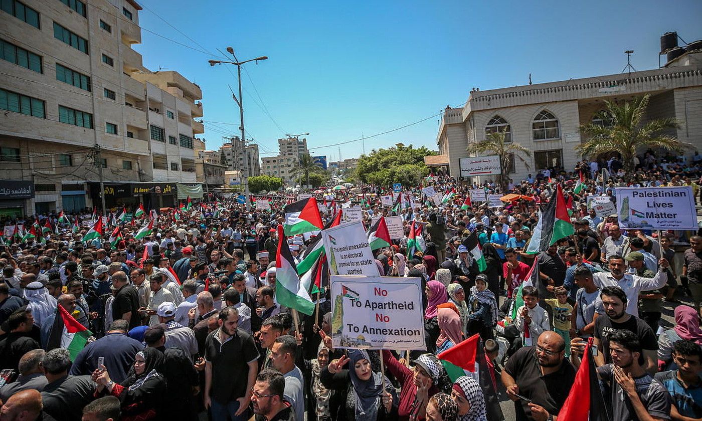 Israelen anexio planaren kontrako protesta, atzo, Gazan. MOHAMMED SABER / EFE. Israelen anexio planaren kontrako protesta, atzo, Gazan. MOHAMMED SABER / EFE.
