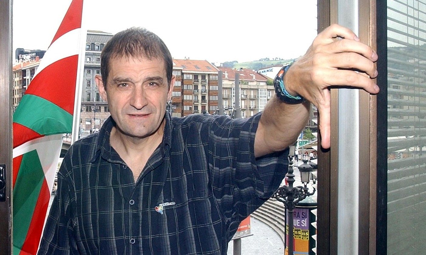 Josu Urrutikoetxea, 2002ko abuztuan, Bilbon. LUIS JAUREGIALTZO / FOKU.