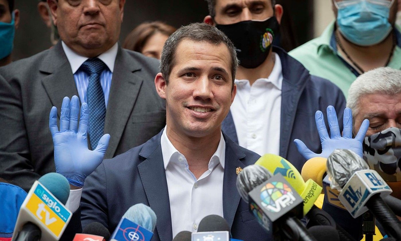 Juan Guaido oposizioko burua ekainean, Caracasen. RAYNER PEÑA / EFE.
