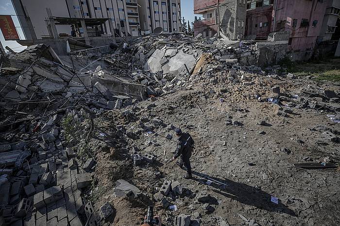 Gazako Segurtasun agente bat, Israelen bonbardaketek eragindako kalteei begira. MOHAMMED SABER, EFE.