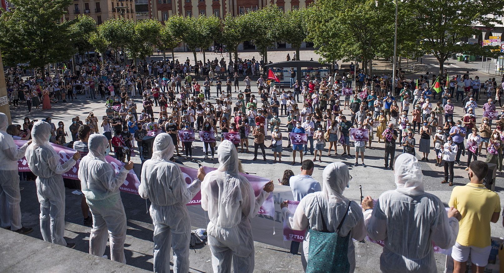 Eibarren (Gipuzkoa) atzo egindako manifestazioak jende dezente bildu zuen. Distantzia fisikoa mantendu zuten parte hartzaileek. JUAN CARLOS RUIZ / FOKU.