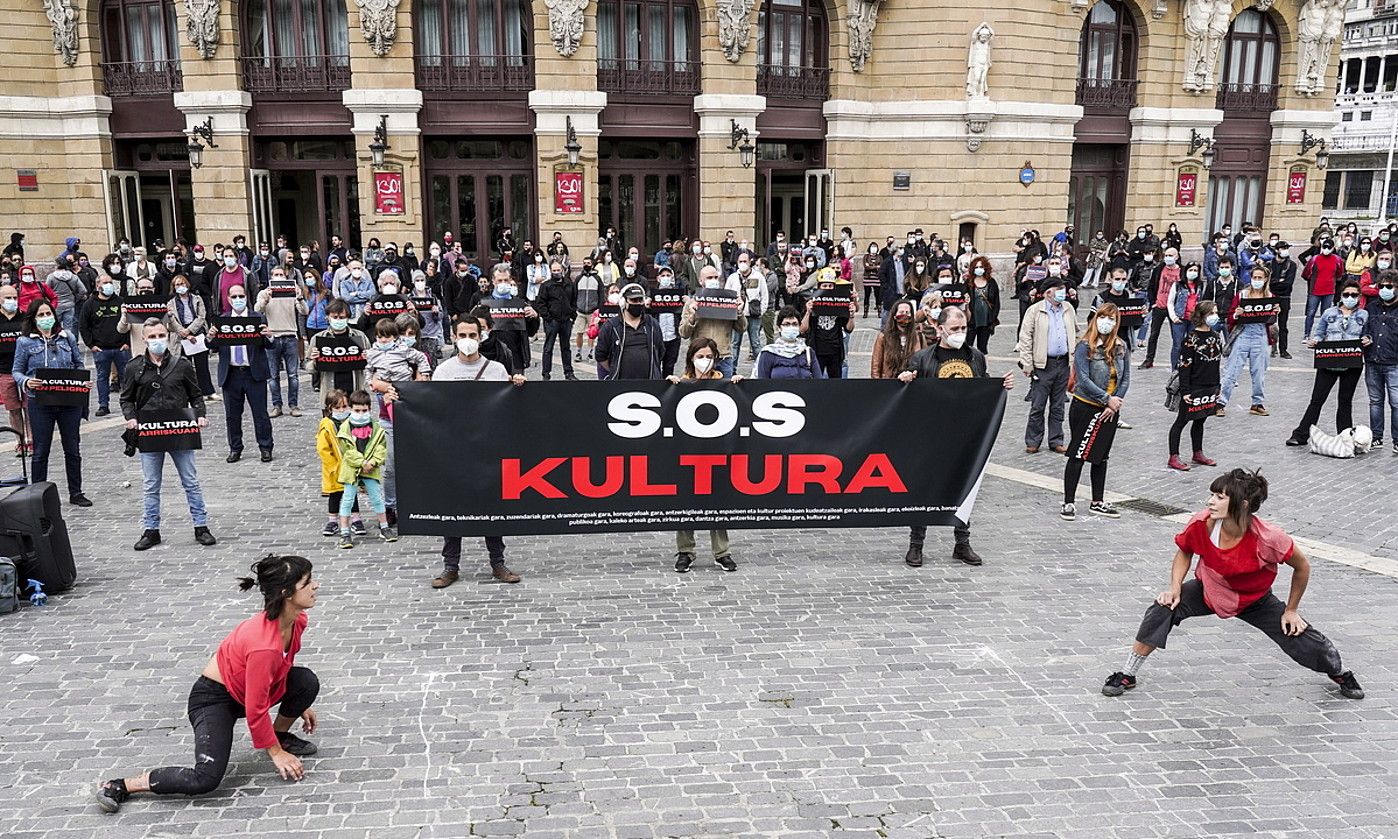 SOS Kultura plataformak ekainaren 12an Bilboko Arriaga antzokian egindako protesta, sortzaileen prekarietatea salatzeko. MARISOL RAMIREZ / FOKU.