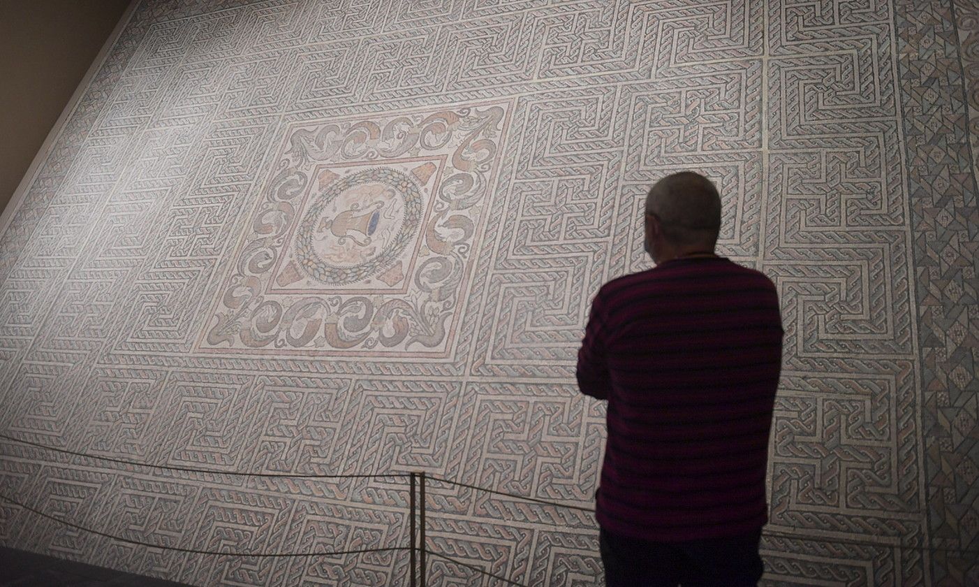 Bisitari bat Nafarroako Museoan, Ramaleteko bosgarren aretoko mosaikoari begira. IDOIA ZABALETA / FOKU. Bisitari bat Nafarroako Museoan, Ramaleteko bosgarren aretoko mosaikoari begira. IDOIA ZABALETA / FOKU.
